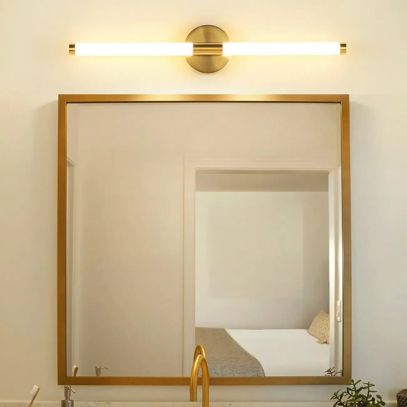 Applique murale moderne en métal tubulaire doré à LED pour chambre à coucher