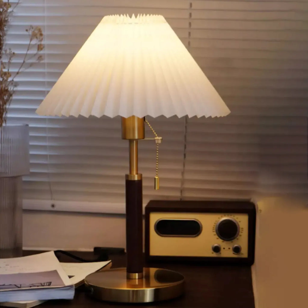 Lampe de table élégante en tissu plissé avec chaînette pour chambre à coucher
