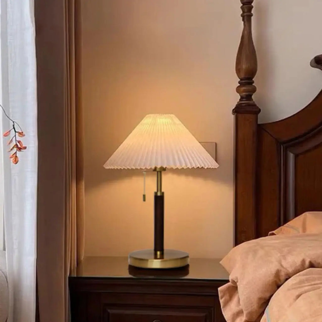 Lampe de table élégante en tissu plissé avec chaînette pour chambre à coucher