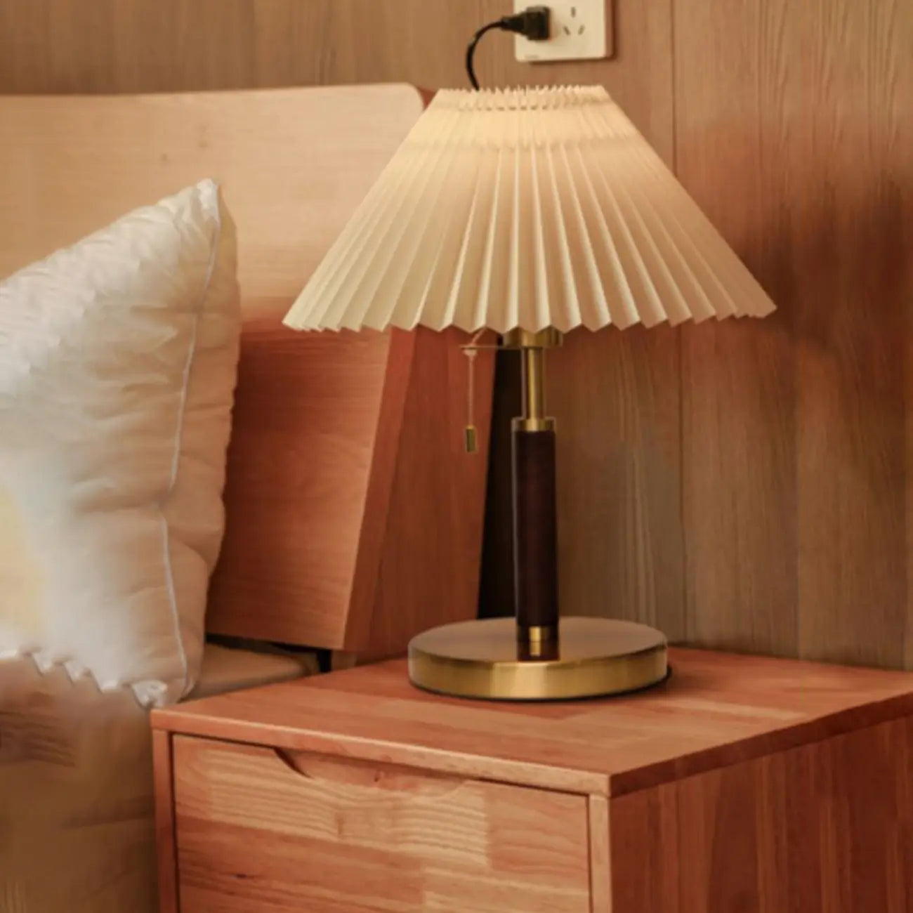 Lampe de table élégante en tissu plissé avec chaînette pour chambre à coucher