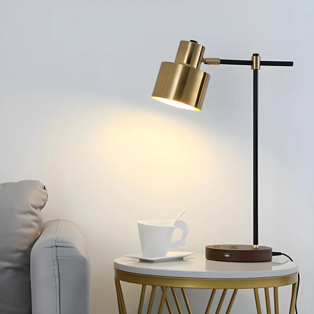 Lampe de table contemporaine en métal noir avec œil protecteur