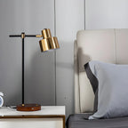 Lampe de table contemporaine en métal noir avec œil protecteur