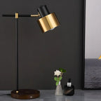 Lampe de table contemporaine en métal noir avec œil protecteur