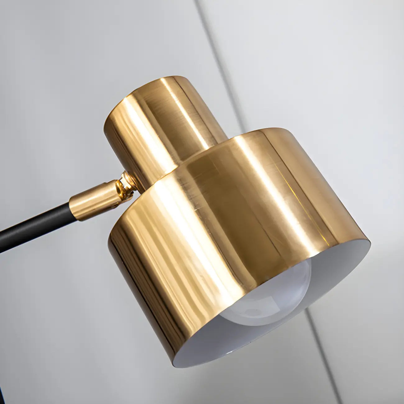 Lampe de table contemporaine en métal noir avec œil protecteur
