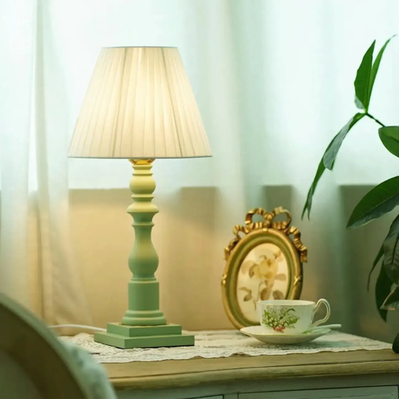 Lampe de chevet moderne et élégante avec base en bois et tissu