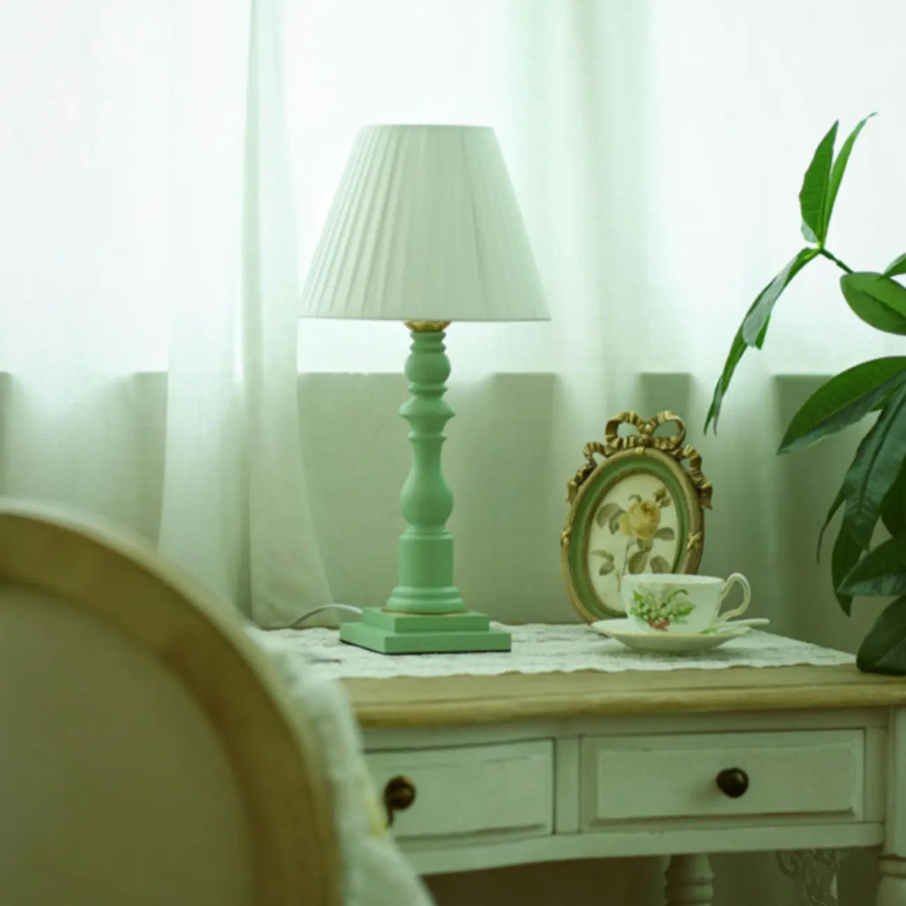 Lampe de chevet moderne et élégante avec base en bois et tissu