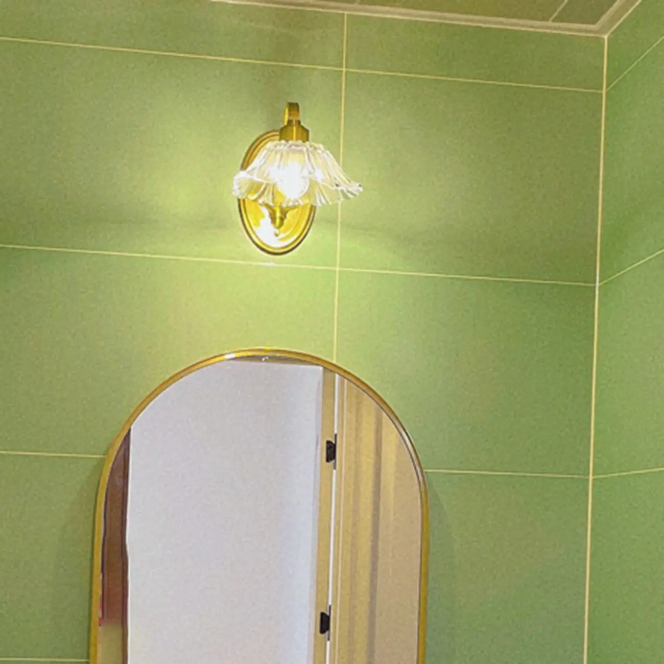 Applique murale florale en verre transparent avec bras arqué doré pour salle de bain