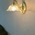 Applique murale florale en verre transparent avec bras arqué doré pour salle de bain