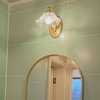Applique murale florale en verre transparent avec bras arqué doré pour salle de bain