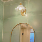 Applique murale florale en verre transparent avec bras arqué doré pour salle de bain