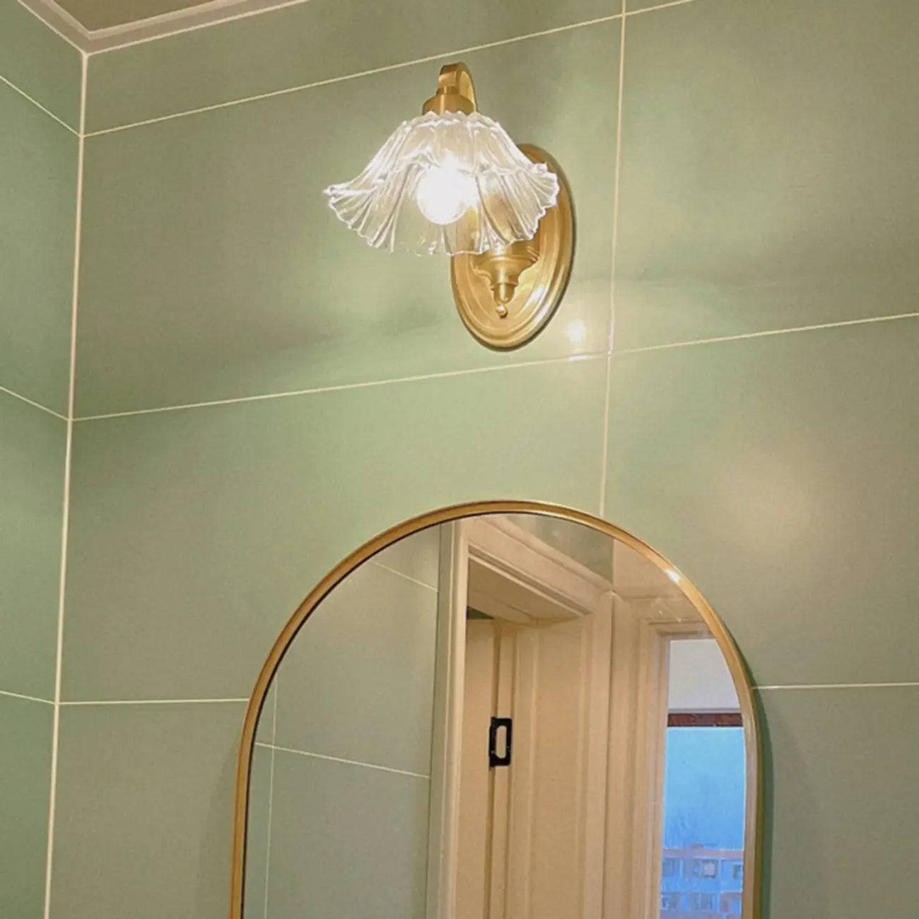 Applique murale florale en verre transparent avec bras arqué doré pour salle de bain