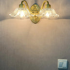 Applique murale florale en verre transparent avec bras arqué doré pour salle de bain