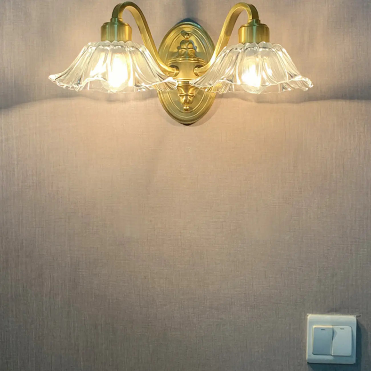 Applique murale florale en verre transparent avec bras arqué doré pour salle de bain