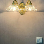 Applique murale florale en verre transparent avec bras arqué doré pour salle de bain