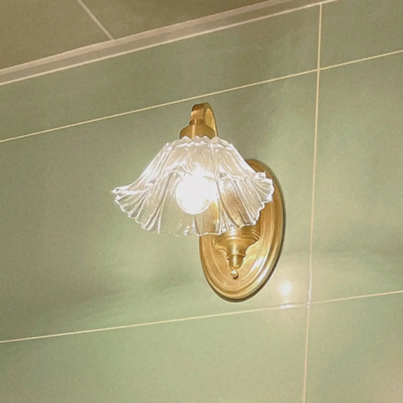 Applique murale florale en verre transparent avec bras arqué doré pour salle de bain