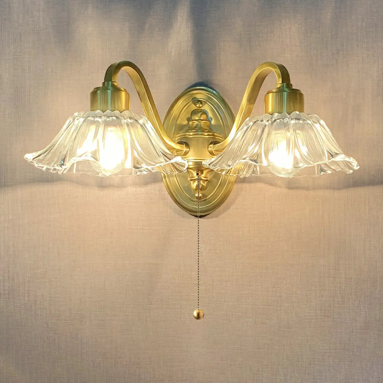 Applique murale florale en verre transparent avec bras arqué doré pour salle de bain