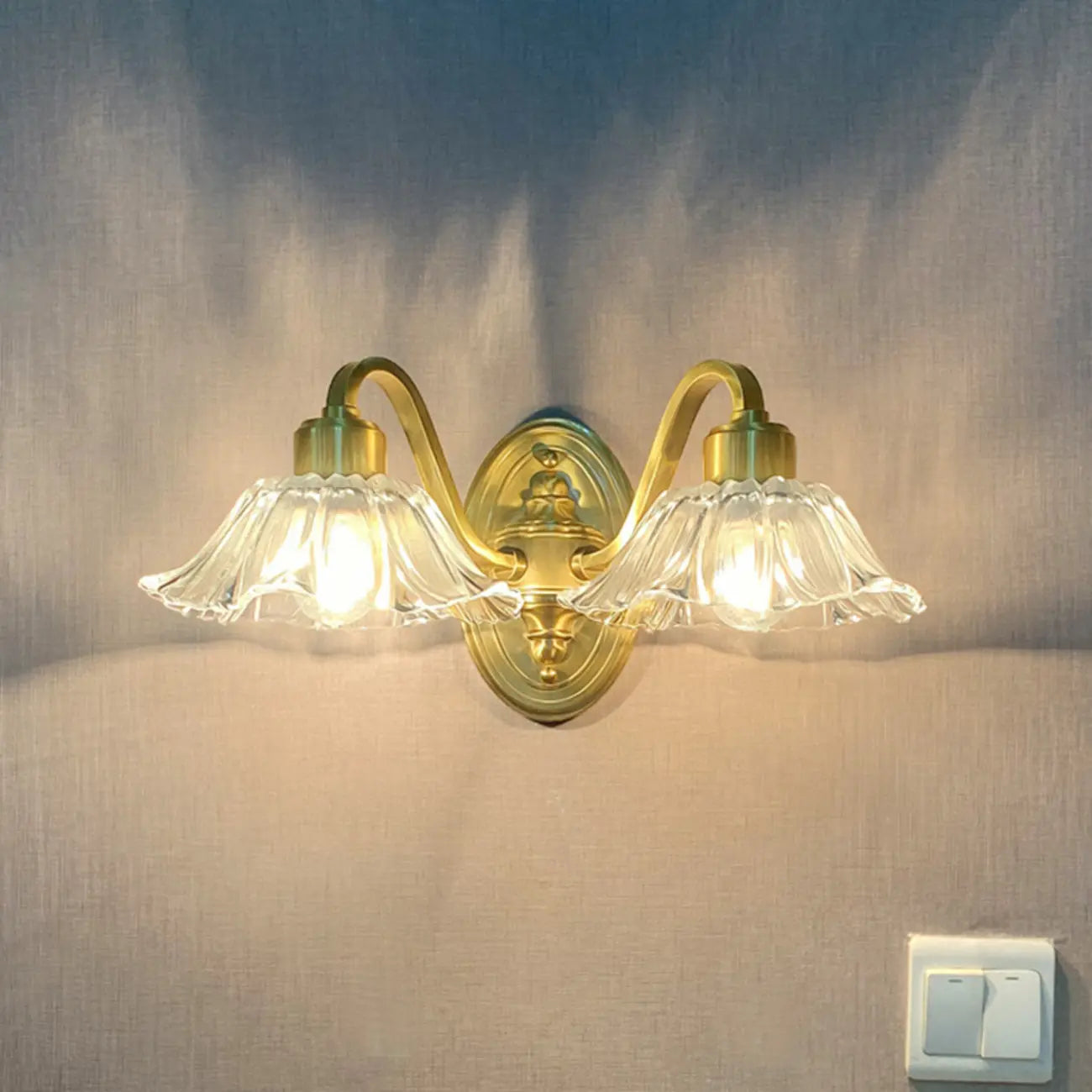 Applique murale florale en verre transparent avec bras arqué doré pour salle de bain