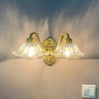 Applique murale florale en verre transparent avec bras arqué doré pour salle de bain