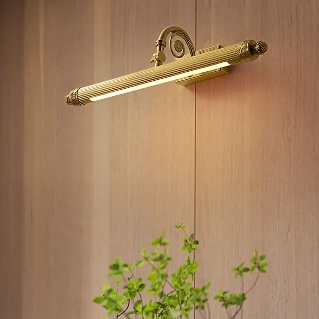 Luminaire LED doré pour salle de bain avec tube plongeur et lumière chaude