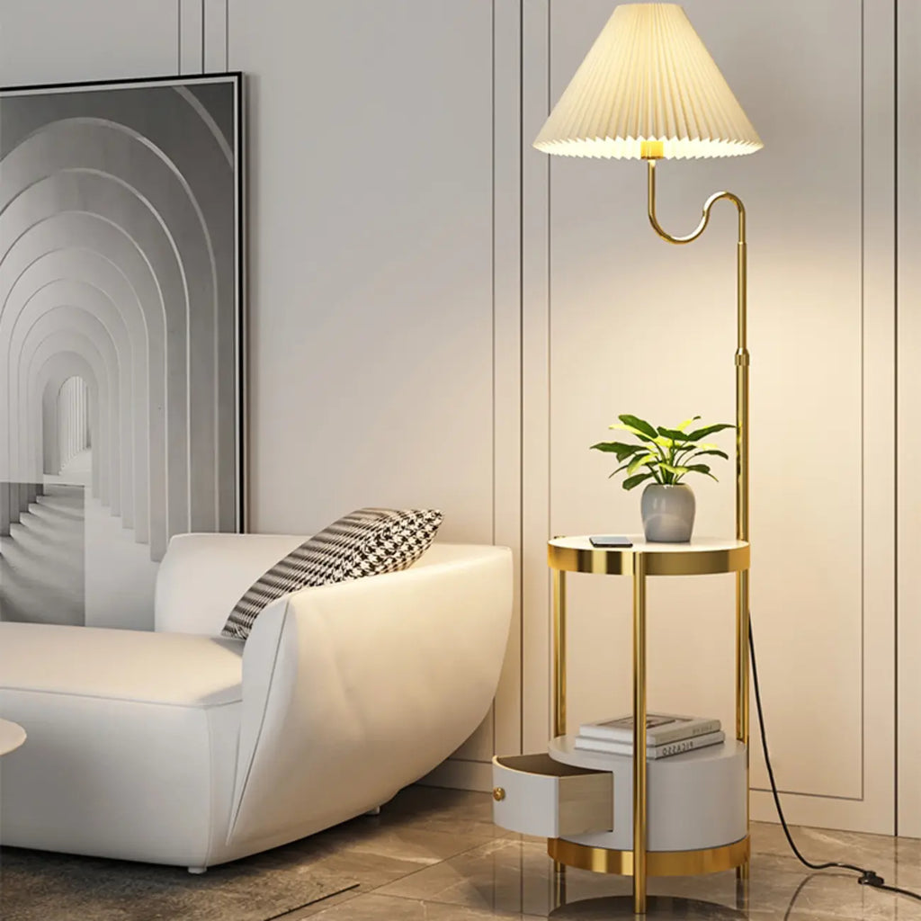 Lampadaire linéaire moderne doré avec étagère et abat-jour plissé