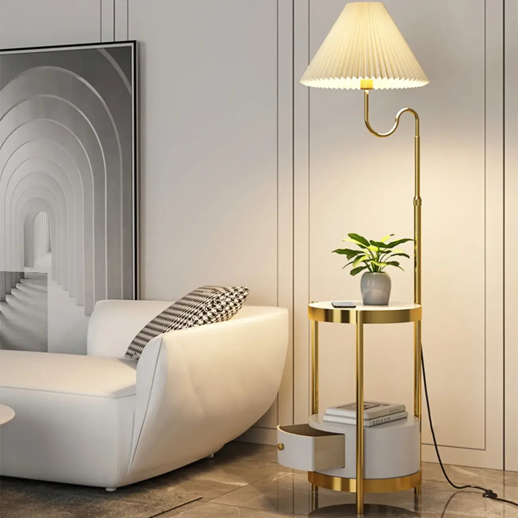 Lampadaire linéaire moderne doré avec étagère et abat-jour plissé
