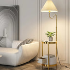 Lampadaire linéaire moderne doré avec étagère et abat-jour plissé