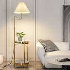 Lampadaire linéaire moderne doré avec étagère et abat-jour plissé