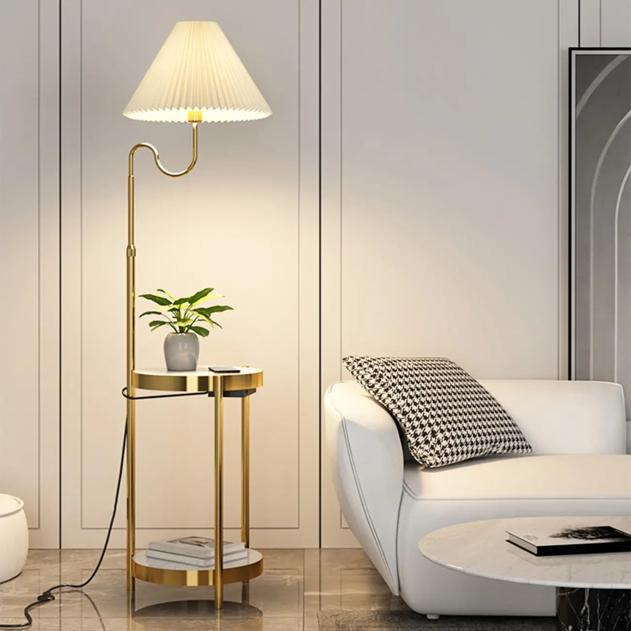 Lampadaire linéaire moderne doré avec étagère et abat-jour plissé