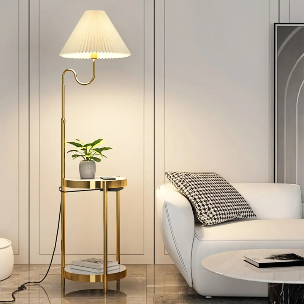 Lampadaire linéaire moderne doré avec étagère et abat-jour plissé