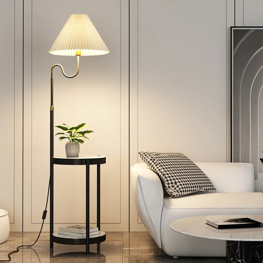 Lampadaire linéaire moderne doré avec étagère et abat-jour plissé
