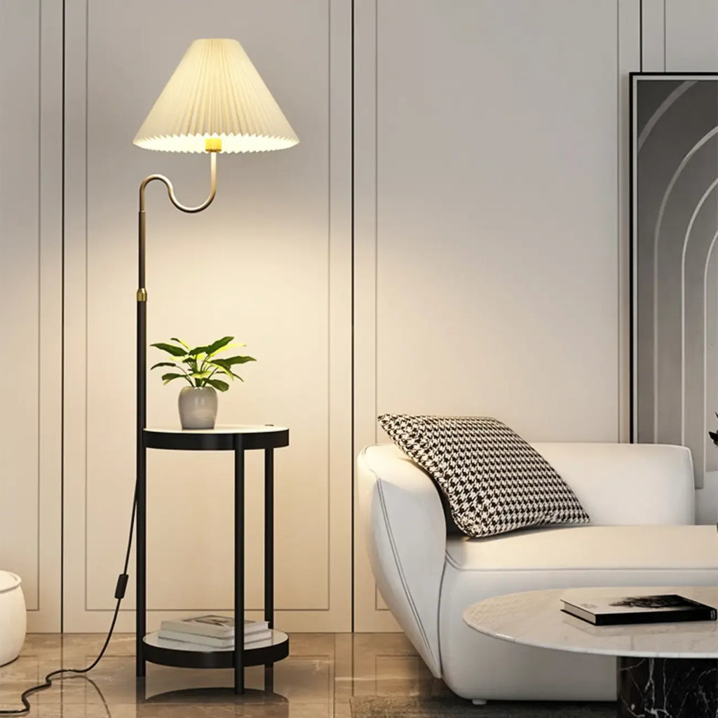 Lampadaire linéaire moderne doré avec étagère et abat-jour plissé