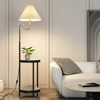 Lampadaire linéaire moderne doré avec étagère et abat-jour plissé