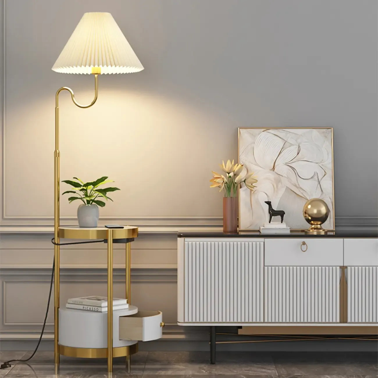 Lampadaire linéaire moderne doré avec étagère et abat-jour plissé