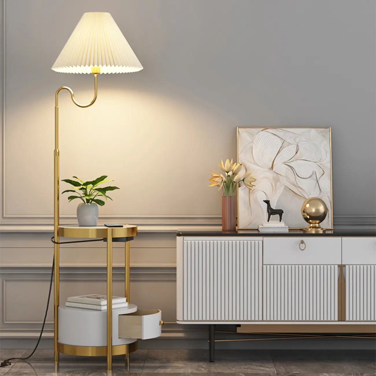 Lampadaire linéaire moderne doré avec étagère et abat-jour plissé