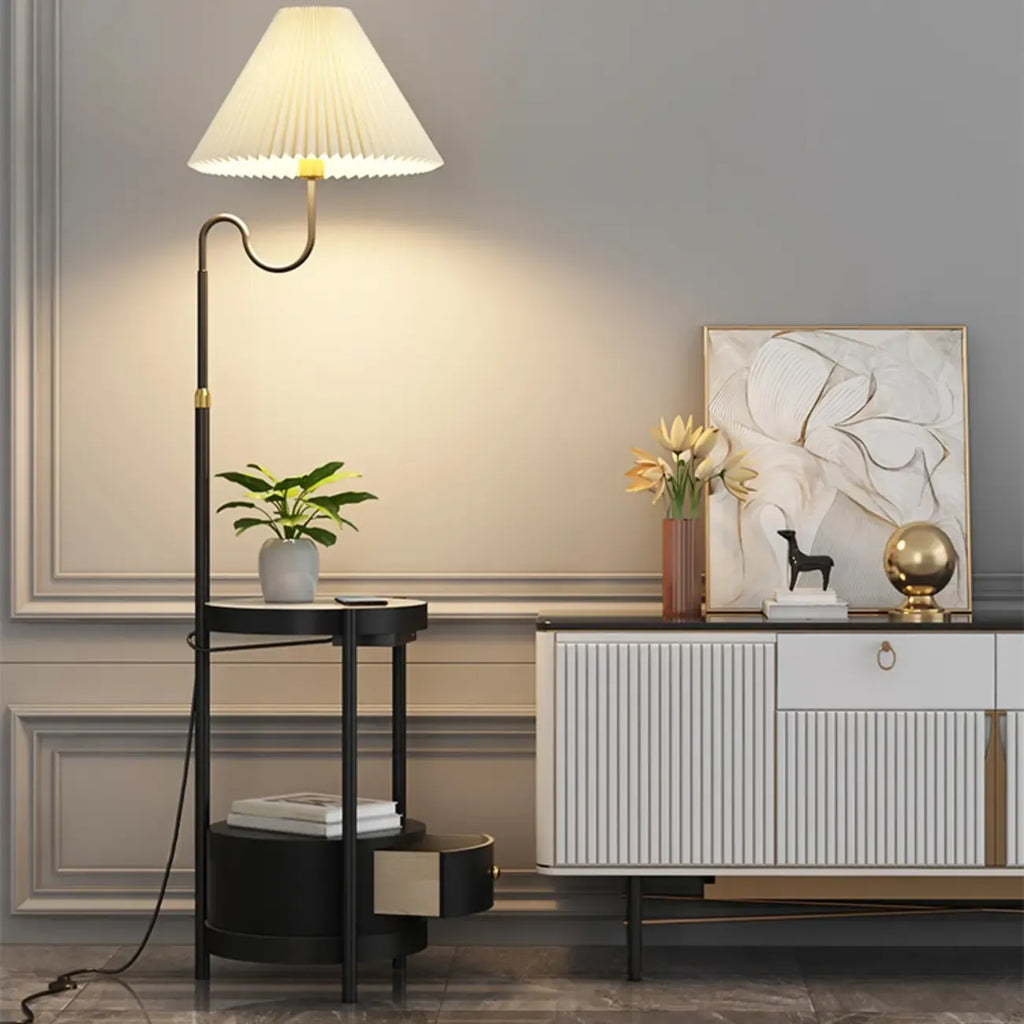 Lampadaire linéaire moderne doré avec étagère et abat-jour plissé