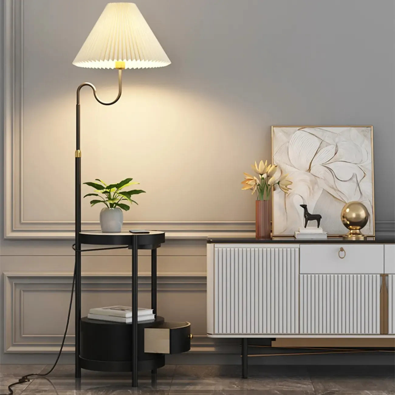 Lampadaire linéaire moderne doré avec étagère et abat-jour plissé