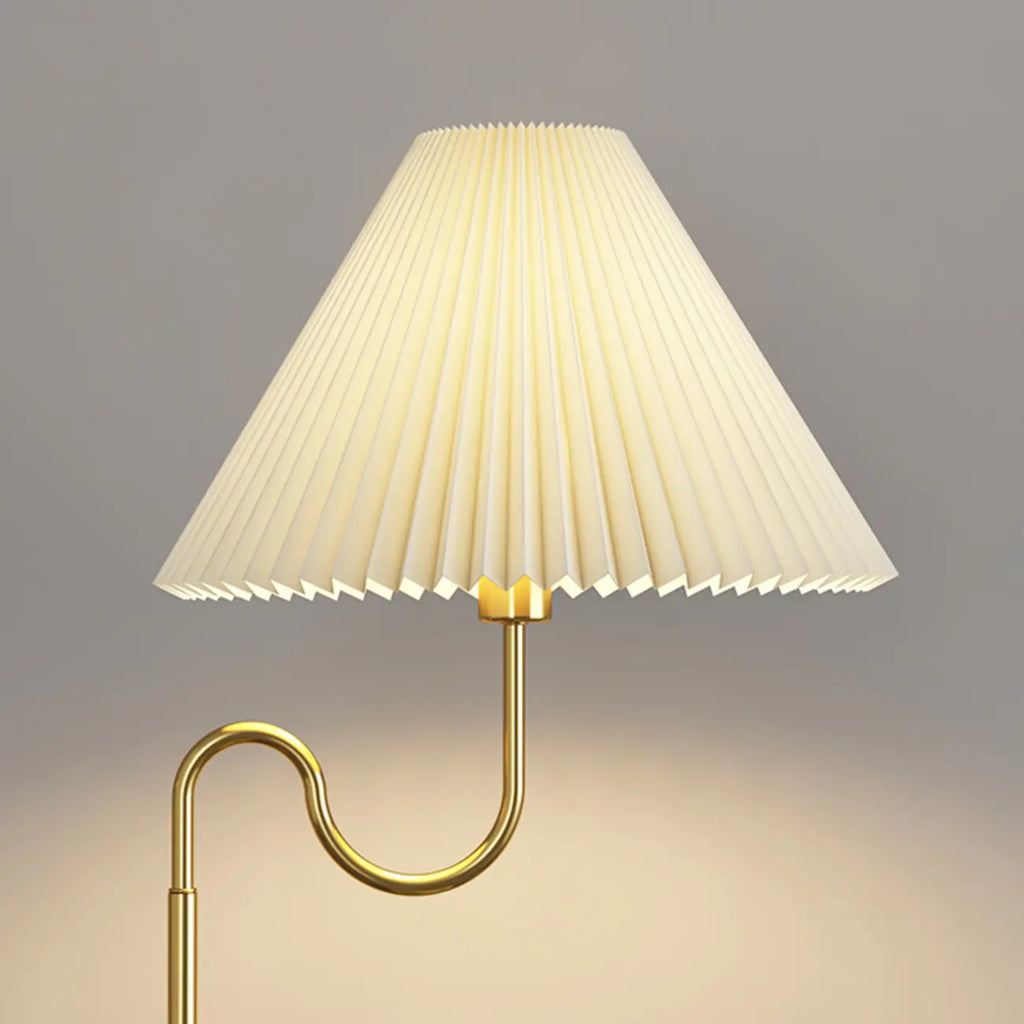 Lampadaire linéaire moderne doré avec étagère et abat-jour plissé