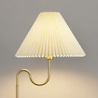 Lampadaire linéaire moderne doré avec étagère et abat-jour plissé