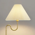 Lampadaire linéaire moderne doré avec étagère et abat-jour plissé