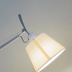 Lampada da terra orientabile in argento con paralume a tamburo in tessuto