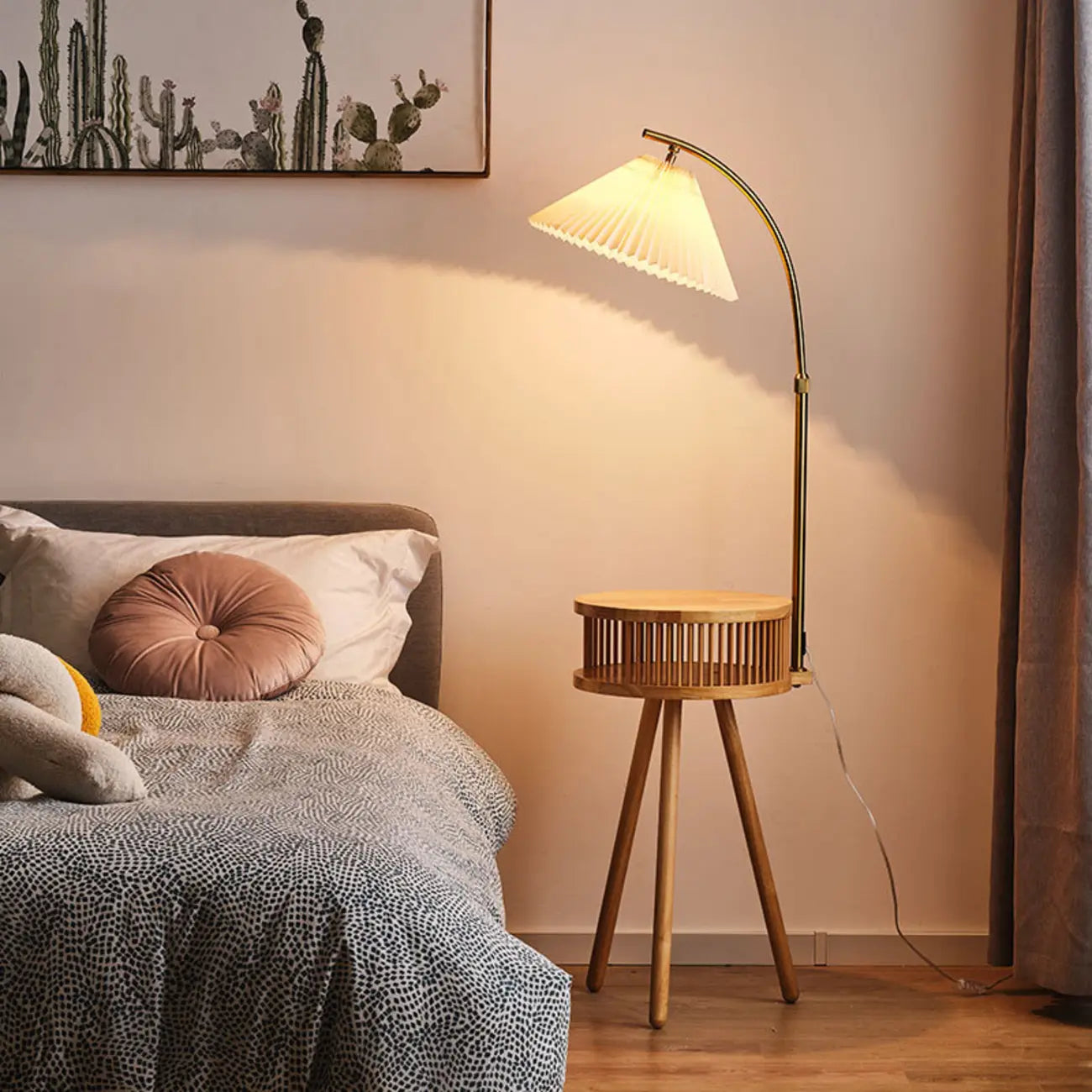 Lampadaire moderne avec abat-jour en tissu couleur bois et étagère trépied