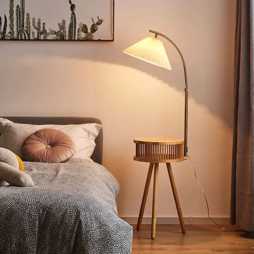 Lampadaire moderne avec abat-jour en tissu couleur bois et étagère trépied
