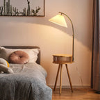 Lampadaire moderne avec abat-jour en tissu couleur bois et étagère trépied