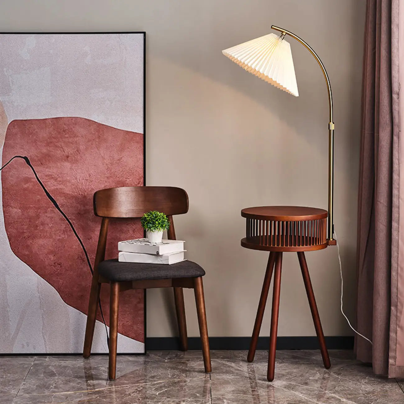 Lampadaire moderne avec abat-jour en tissu couleur bois et étagère trépied