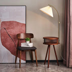 Lampadaire moderne avec abat-jour en tissu couleur bois et étagère trépied