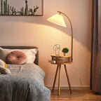 Lampadaire moderne avec abat-jour en tissu couleur bois et étagère trépied