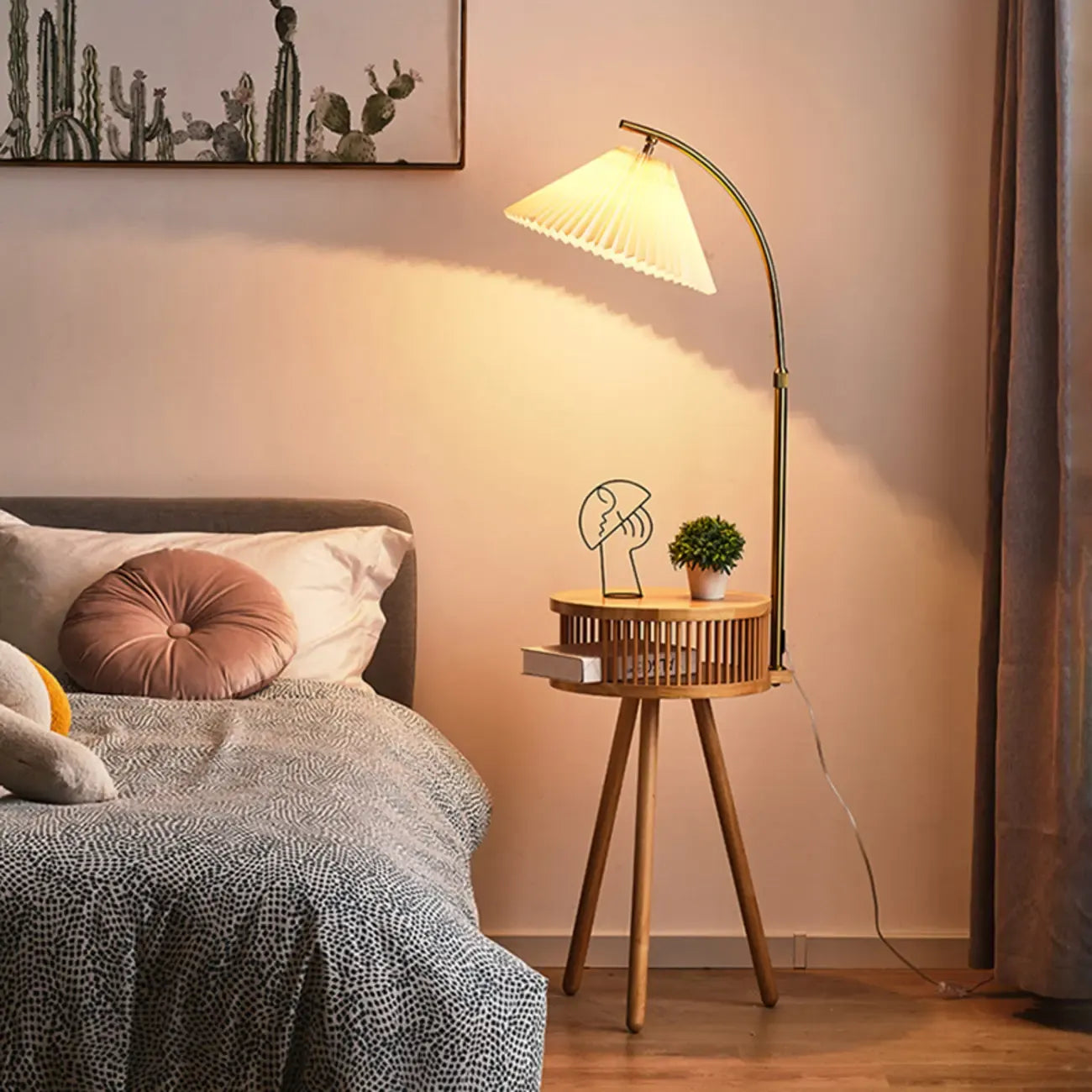 Lampadaire moderne avec abat-jour en tissu couleur bois et étagère trépied