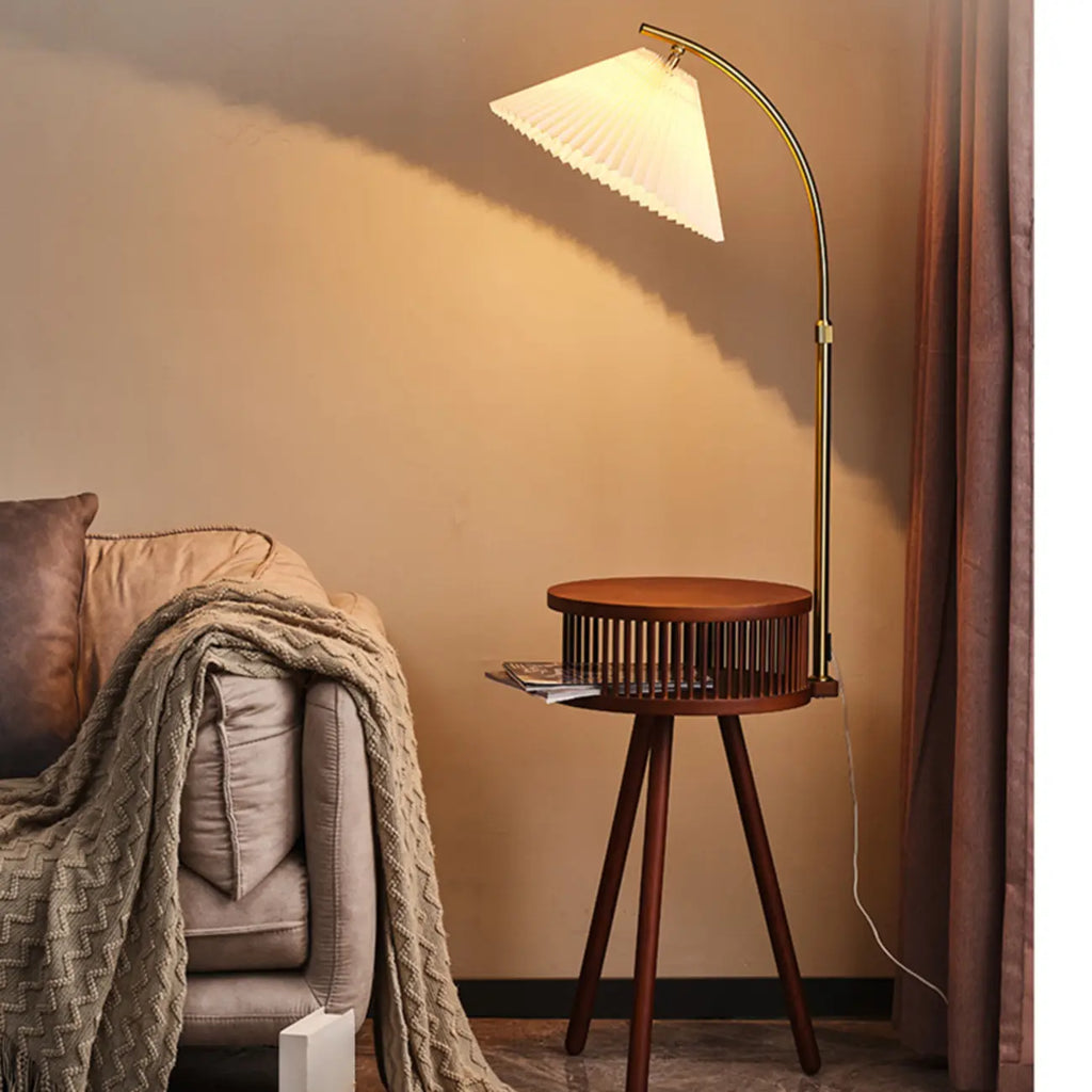 Lampadaire moderne avec abat-jour en tissu couleur bois et étagère trépied