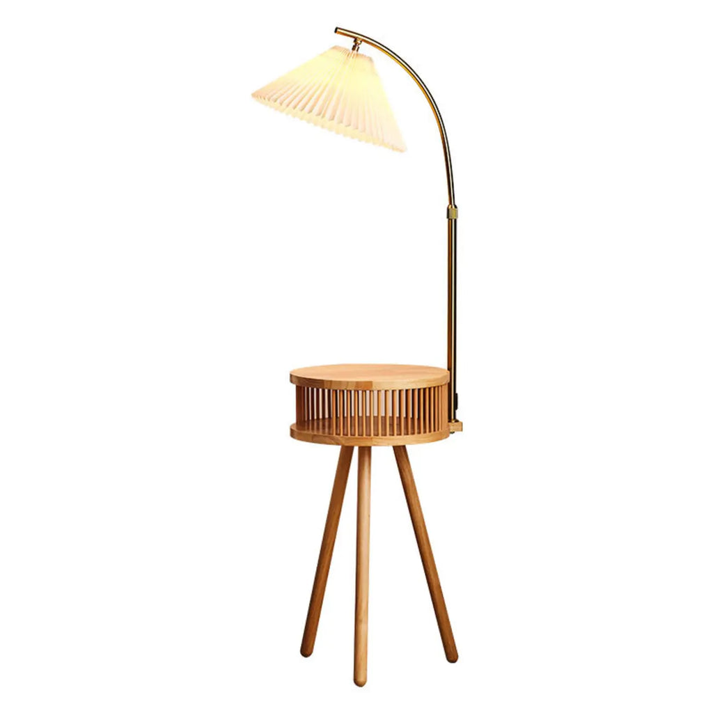 Lampadaire moderne avec abat-jour en tissu couleur bois et étagère trépied