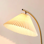 Lampadaire moderne avec abat-jour en tissu couleur bois et étagère trépied